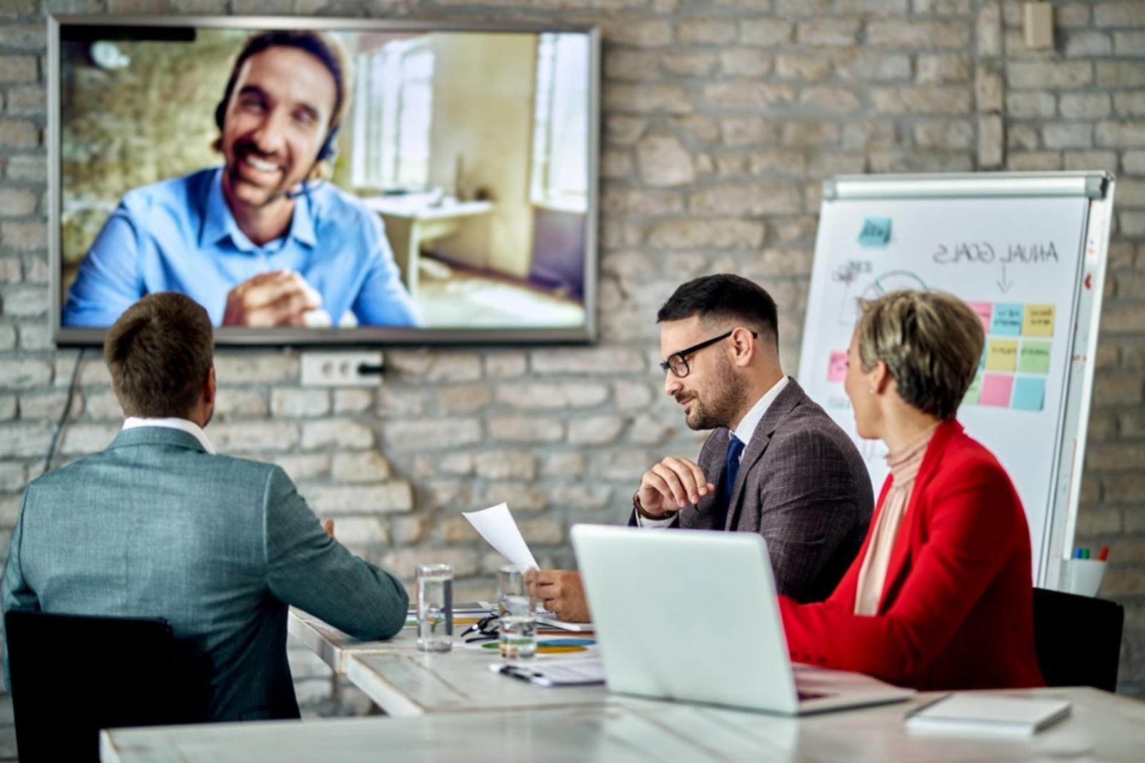 Espacio de trabajo equipado con tecnología adecuada para programas de formación financiera
