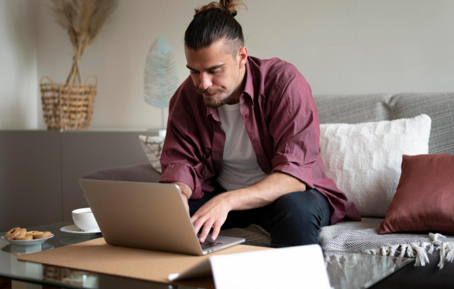 Estudiantes trabajando en análisis financiero colaborativo