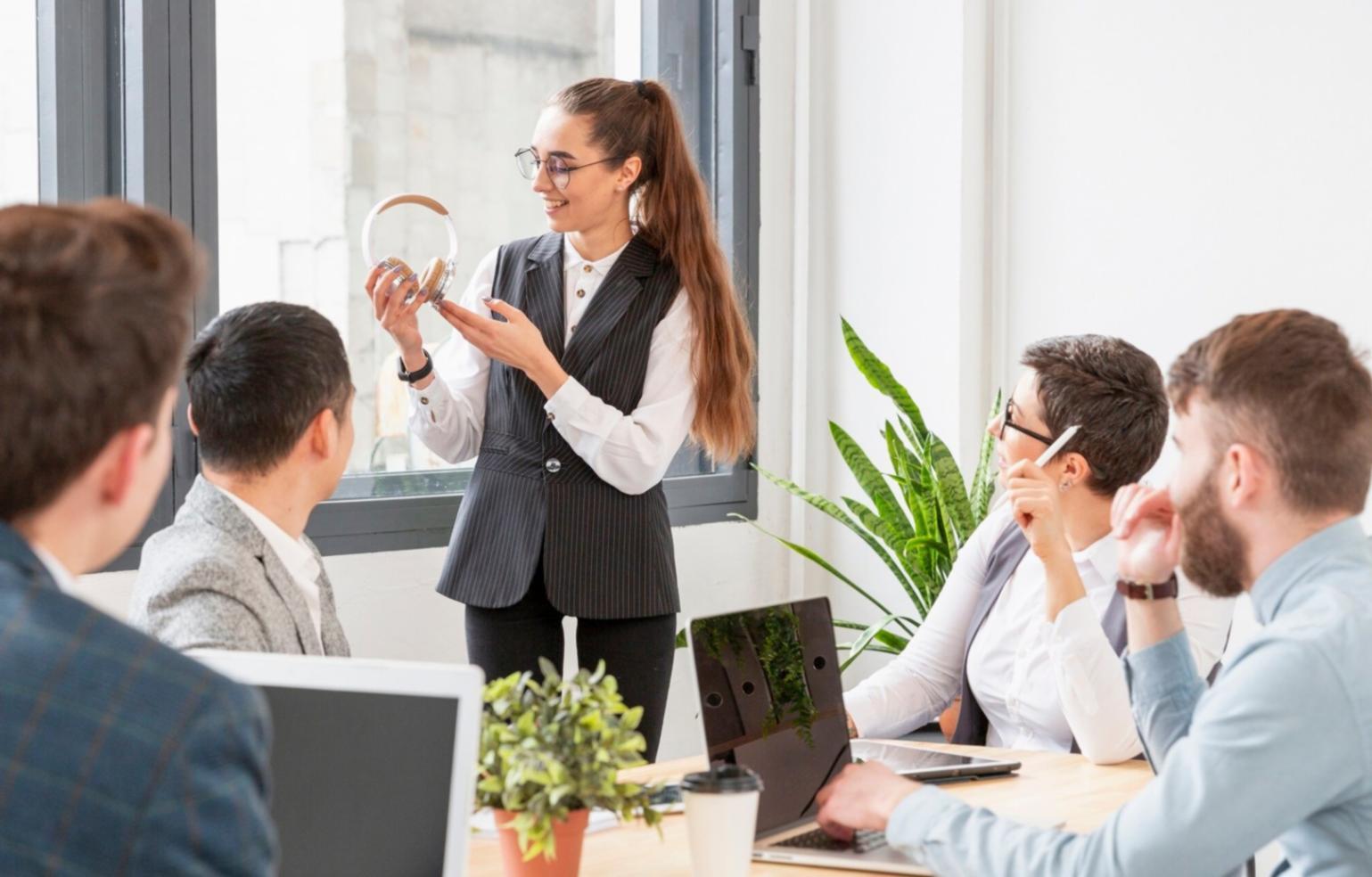 Estudiantes trabajando en ejercicios prácticos de presupuesto